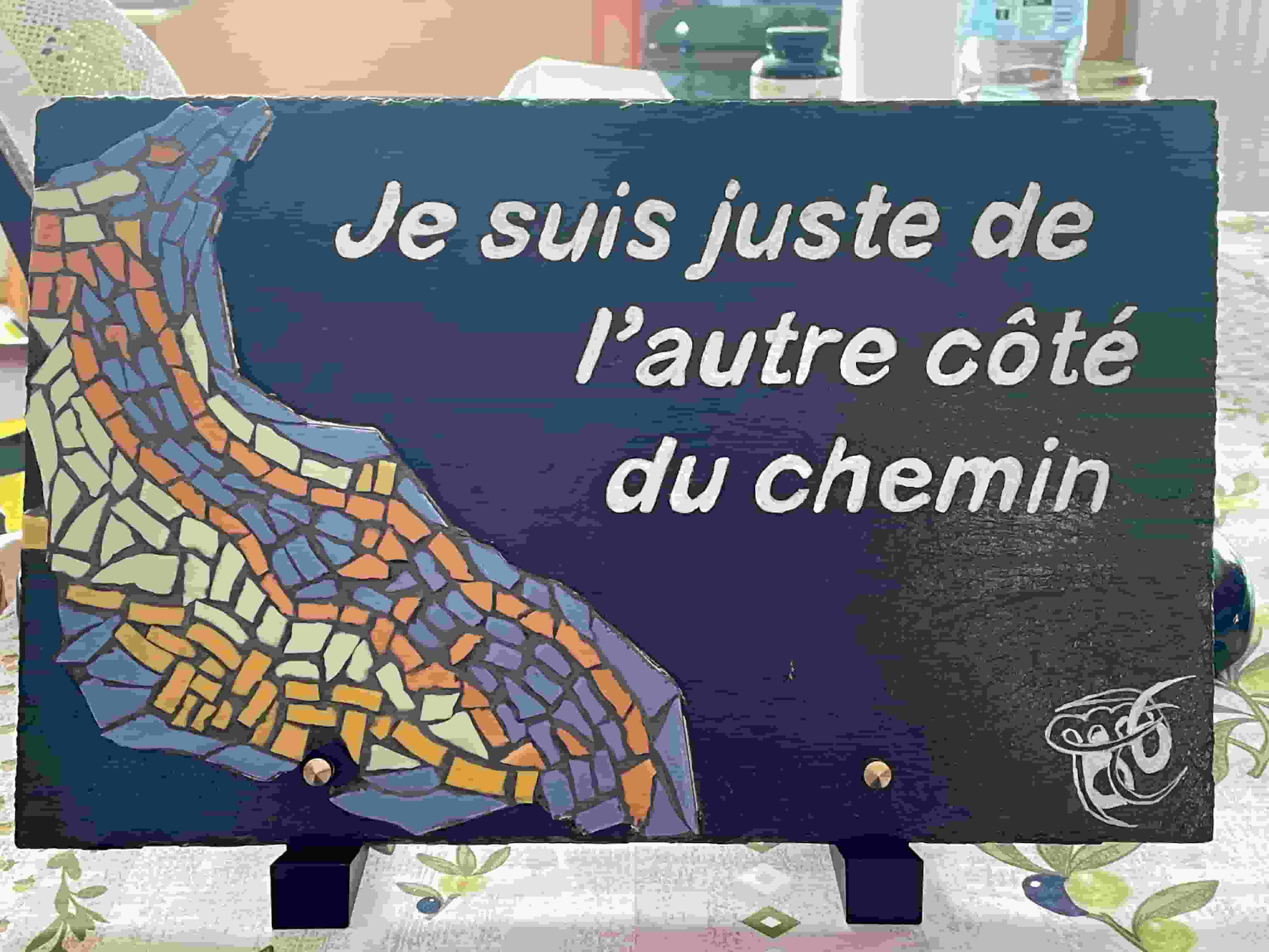 Plaque funéraire en mosaïque avec l’inscription 'Je suis de l'autre côté du chemin