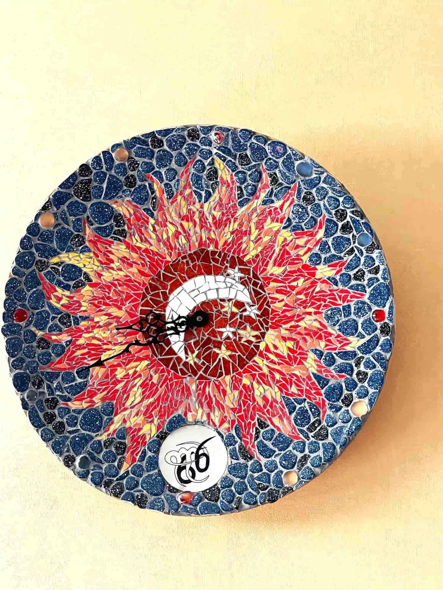 Mosaïque représentant une horloge stylisée, illustrant le passage du temps avec des tesselles colorées et contrastées