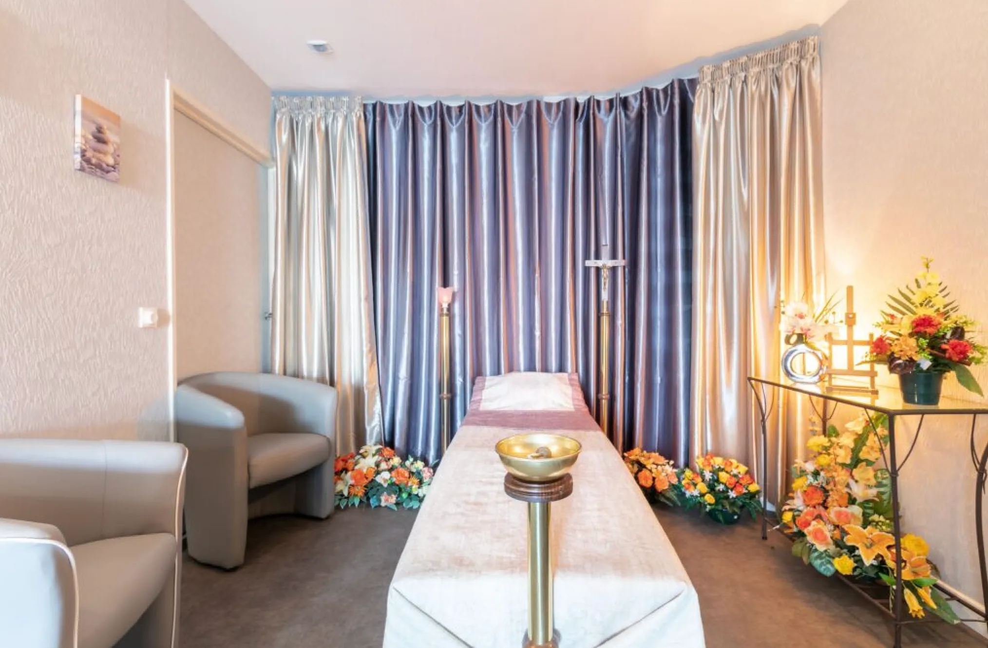 Salon funéraire fleuri d'un partenaire pompes funèbres