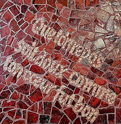 Mosaïque jointoyée en cours de finition