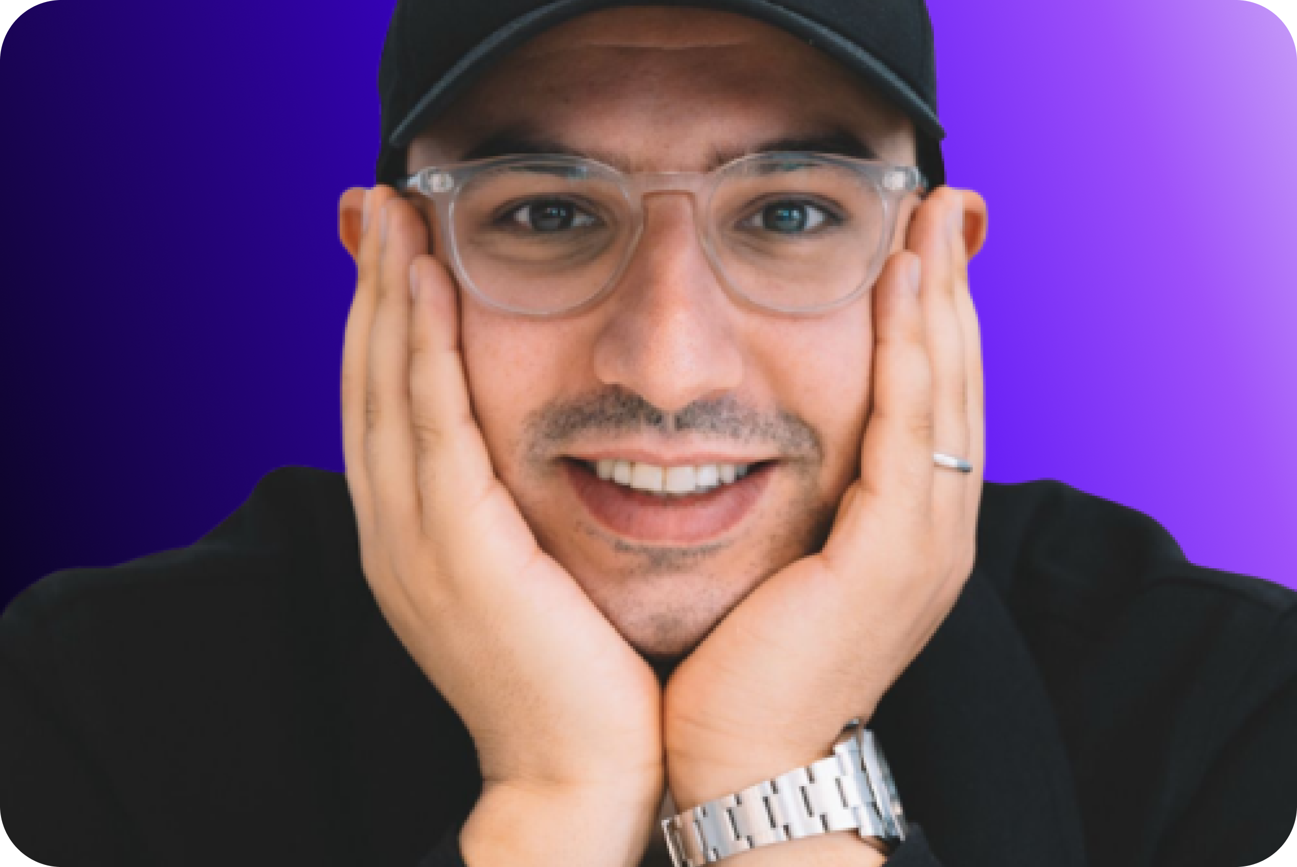 une photo de ruben, le fondateur de craft your post, qui pose en souriant avec le visage posé sur ses 2 mains