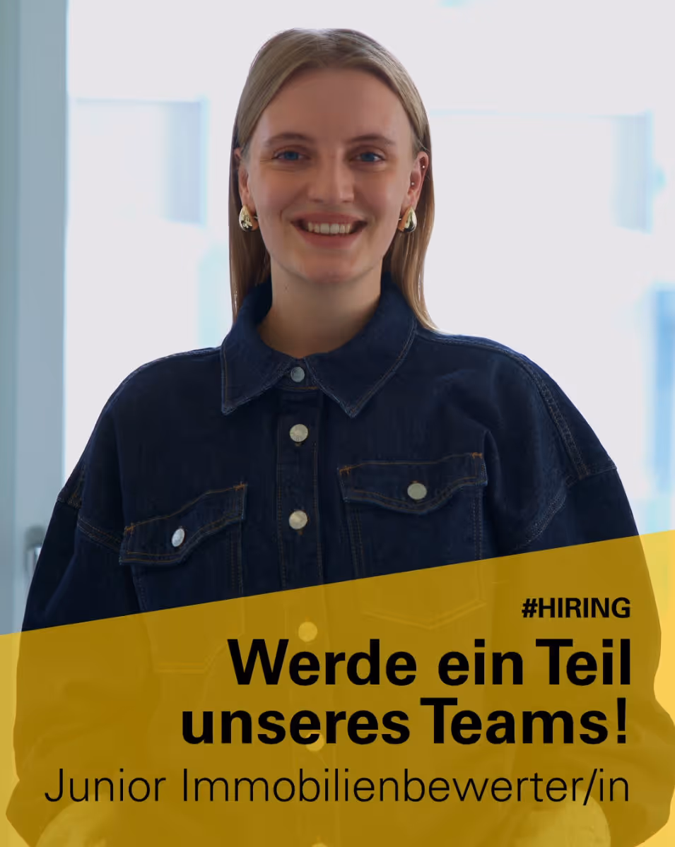 Werbebild: Lächelnde junge Frau in Jeansjacke, Text: „#HIRING Werde ein Teil unseres Teams! Junior Immobilienbewerter/in“.