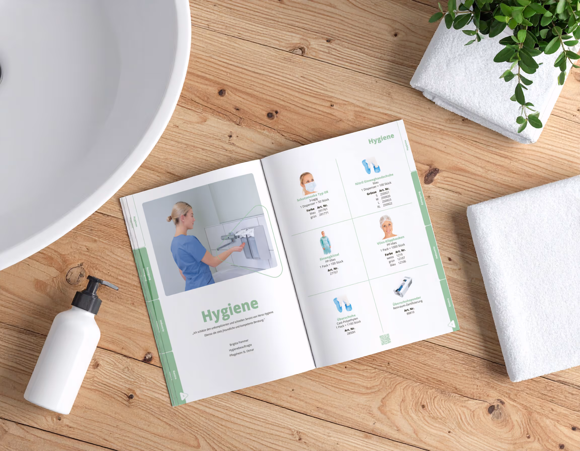 Geöffneter Katalog des Anbieters Heros Hygiene auf Holzhintergrund, mit Waschbecken und Hygiene-Produkten.