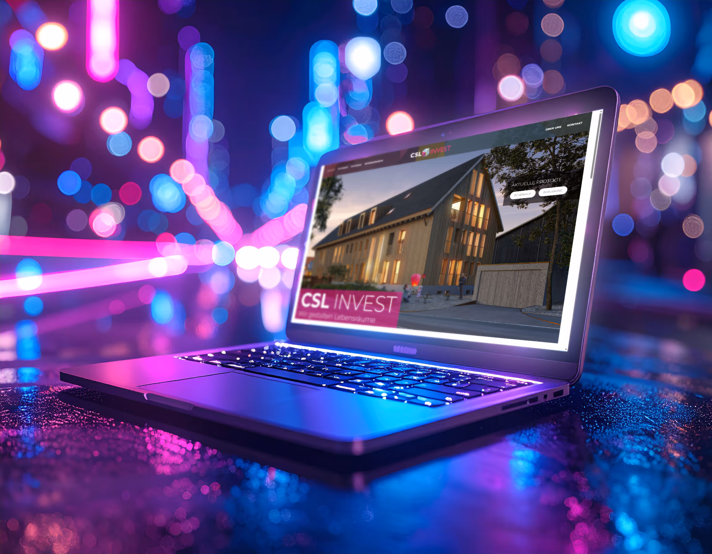 Laptop zeigt die Webseite von "CSL Invest" mit einem beleuchteten Holzgebäude bei Nacht vor verschwommenen Neonlichtern.