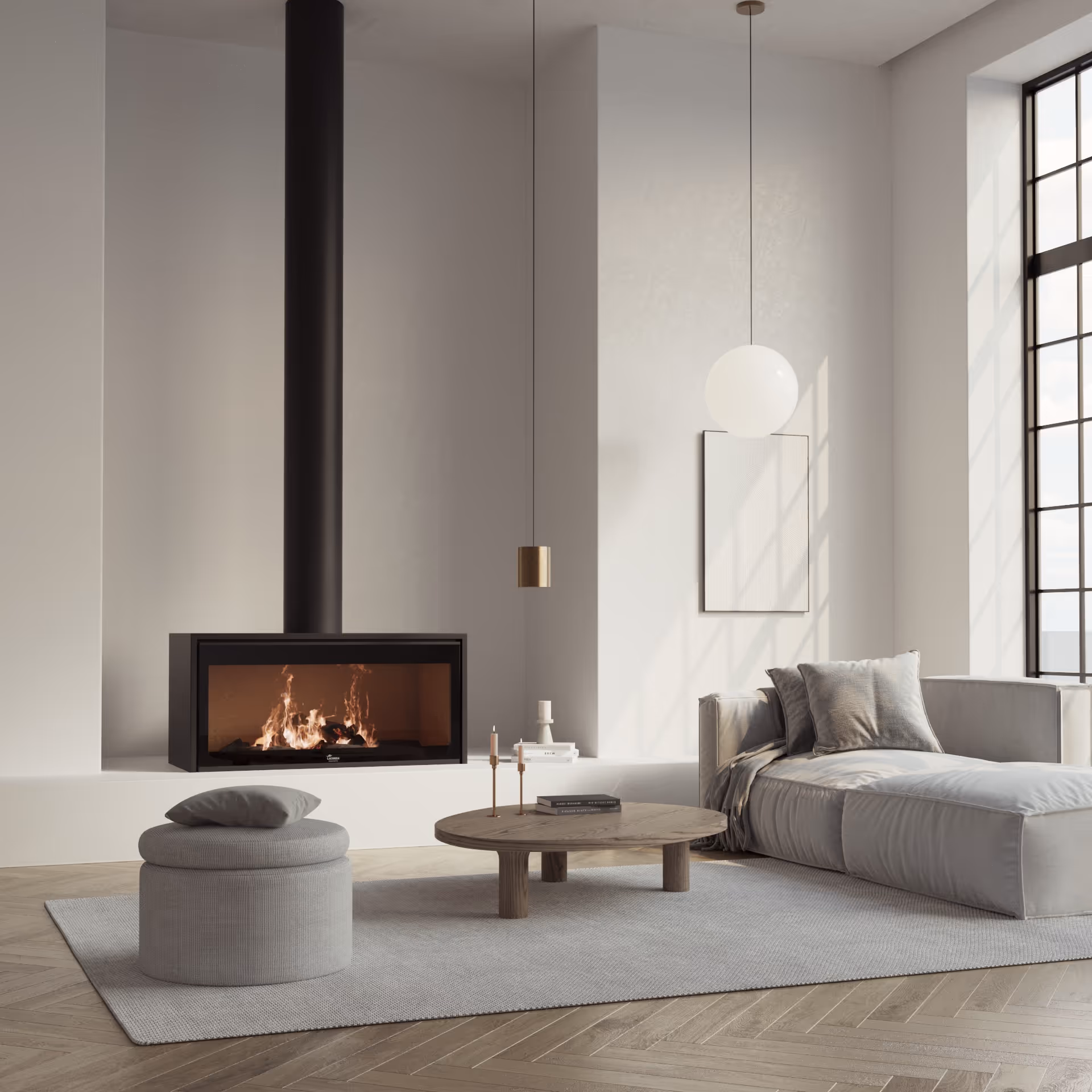 Modernes Wohnzimmer mit freistehendem Kamin, hellem Sofa, Holzboden und grossem Fenster.