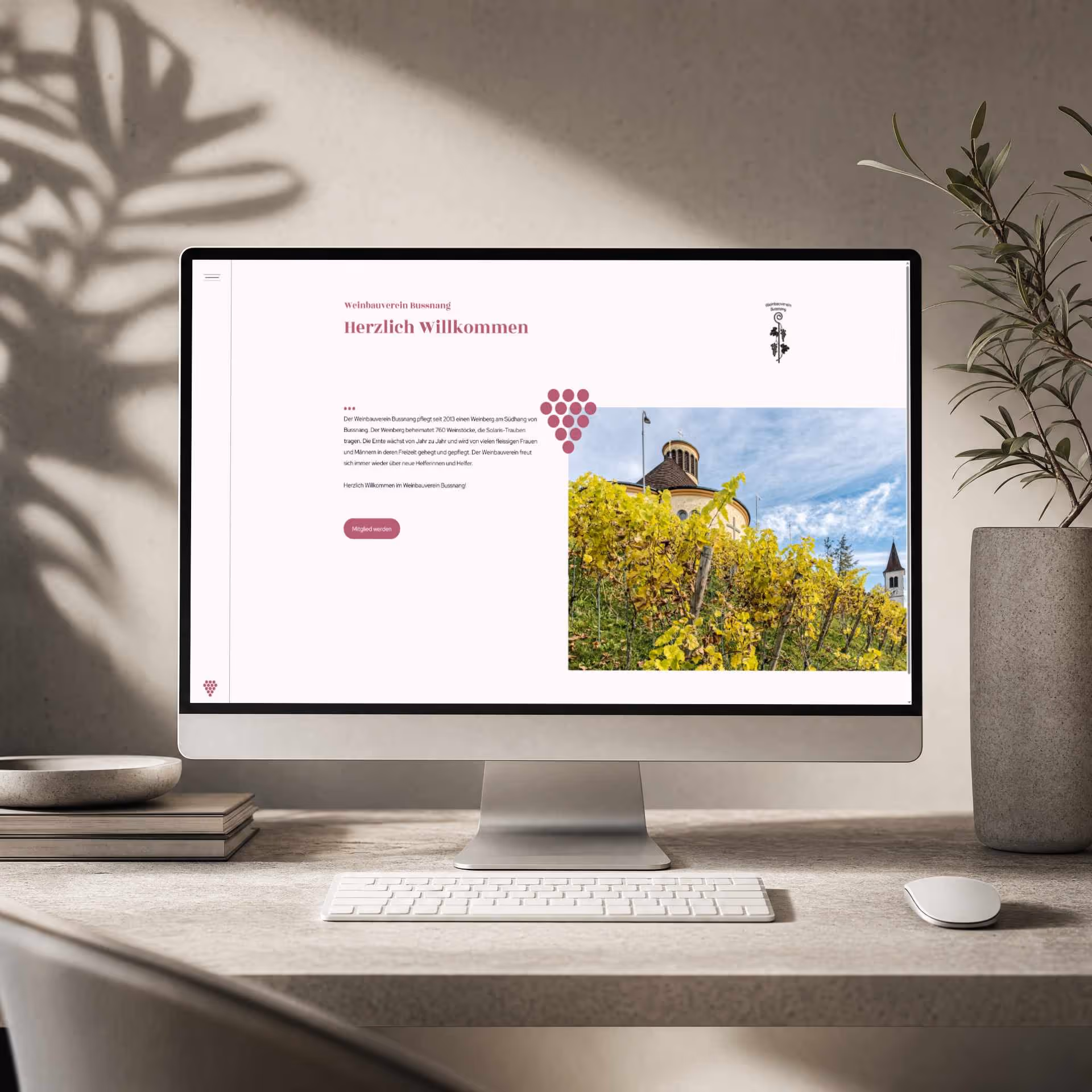 Monitor mit der Website-Startseite des Weinbauvereins Bussnang in einer modernen Büroumgebung.
