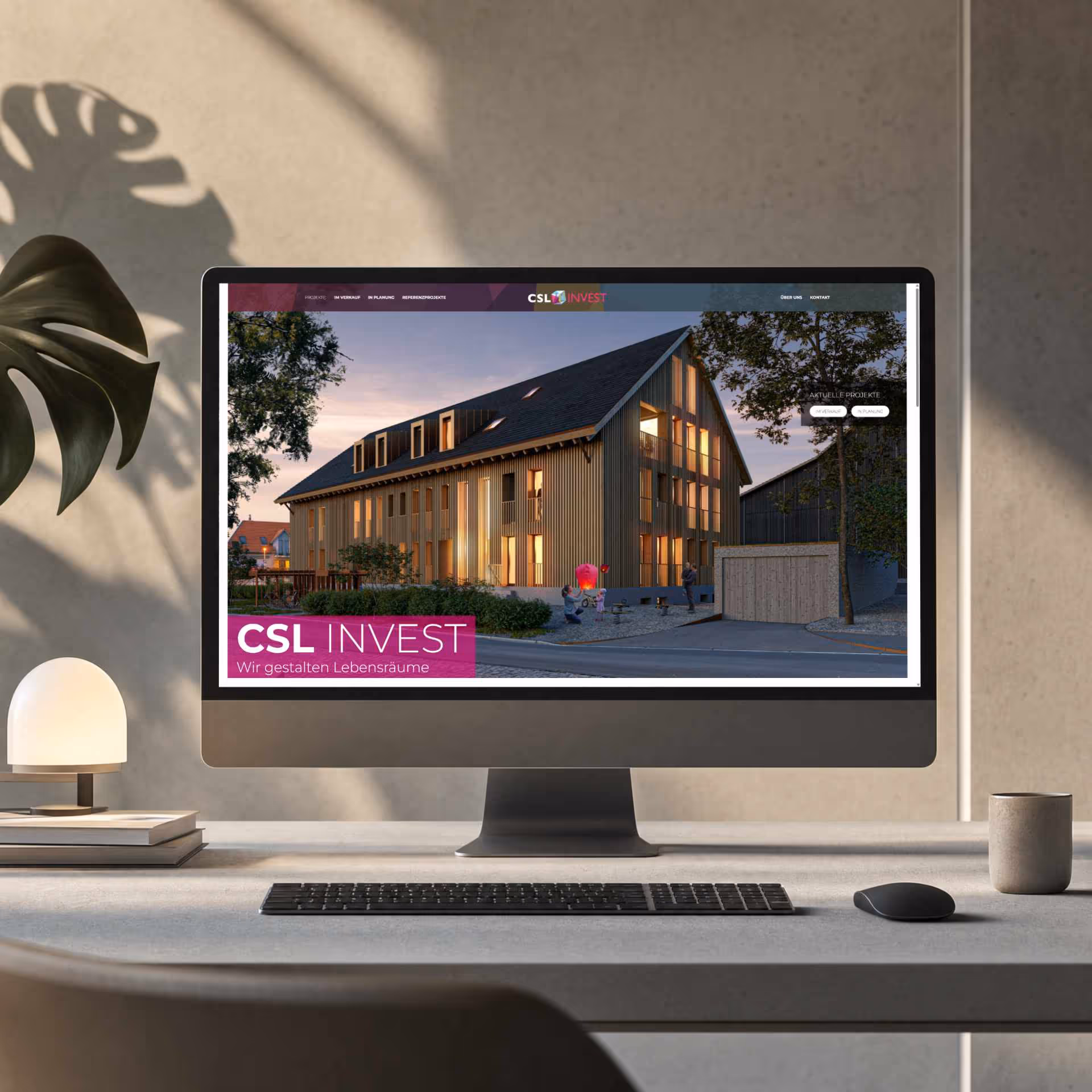 Monitor mit der Website-Startseite der CSL Invest AG in einer modernen Büroumgebung.
