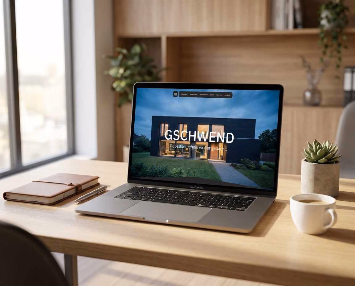 Laptop zeigt die neue Startseite von Gschwend mit Foto eines modernen Gebäudes bei Nacht.