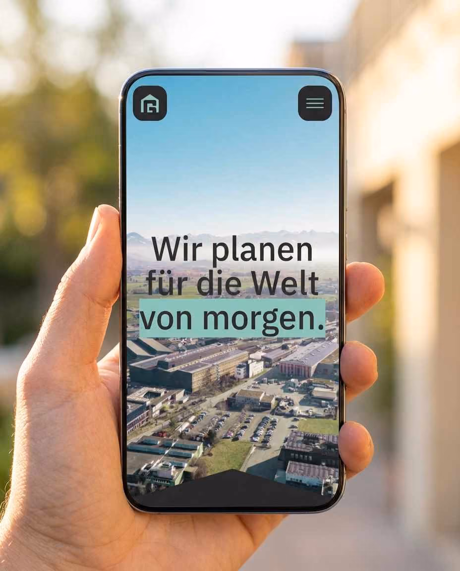 Smartphone zeigt Startseite der Gschwend Website mit Slogan über Luftaufnahme von Altstätten.