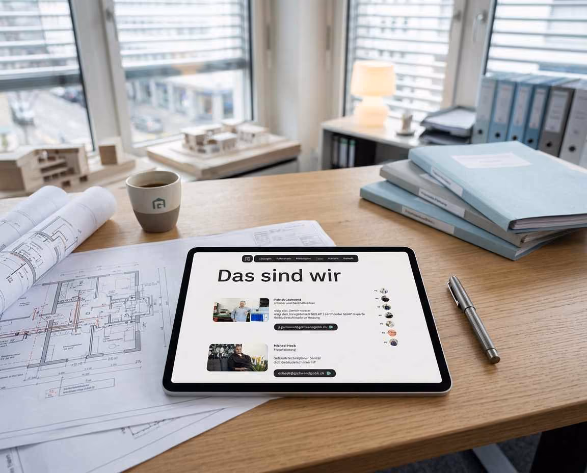 Tablet zeigt die Teamseite der neuen Gschwend Website neben Bauplänen auf dem Tisch.