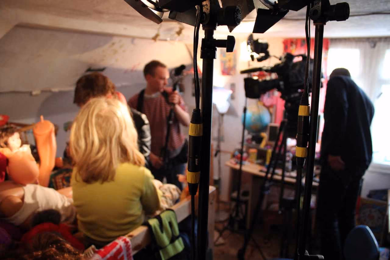 Blick hinter die Kulissen einer Folge Frauentausch in einem eng besetzten Zimmer mit Kamerateam, Scheinwerfern und Stativen.