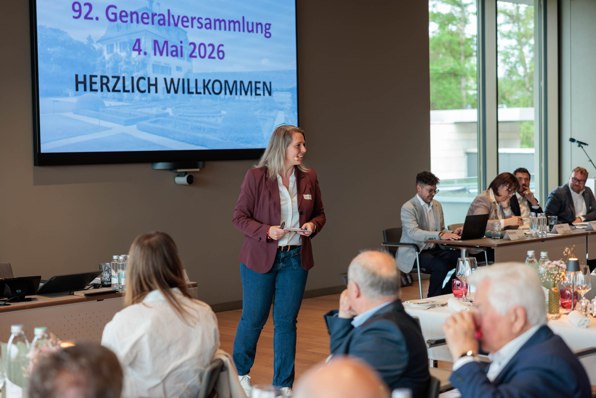 Begrüssung vor der Startfolie der 92. Generalversammlung des SVIT Ostschweiz auf dem Wolfsberg