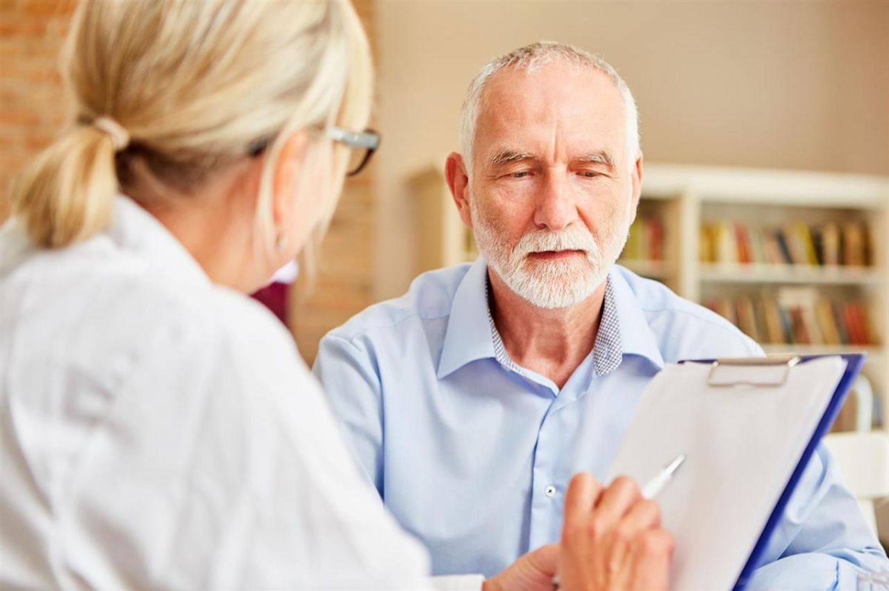 Arzt im Gespräch mit Patient