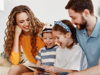 Glückliche Familie liest gemeinsam