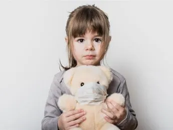 Ein Kind, das einen Teddybären hält