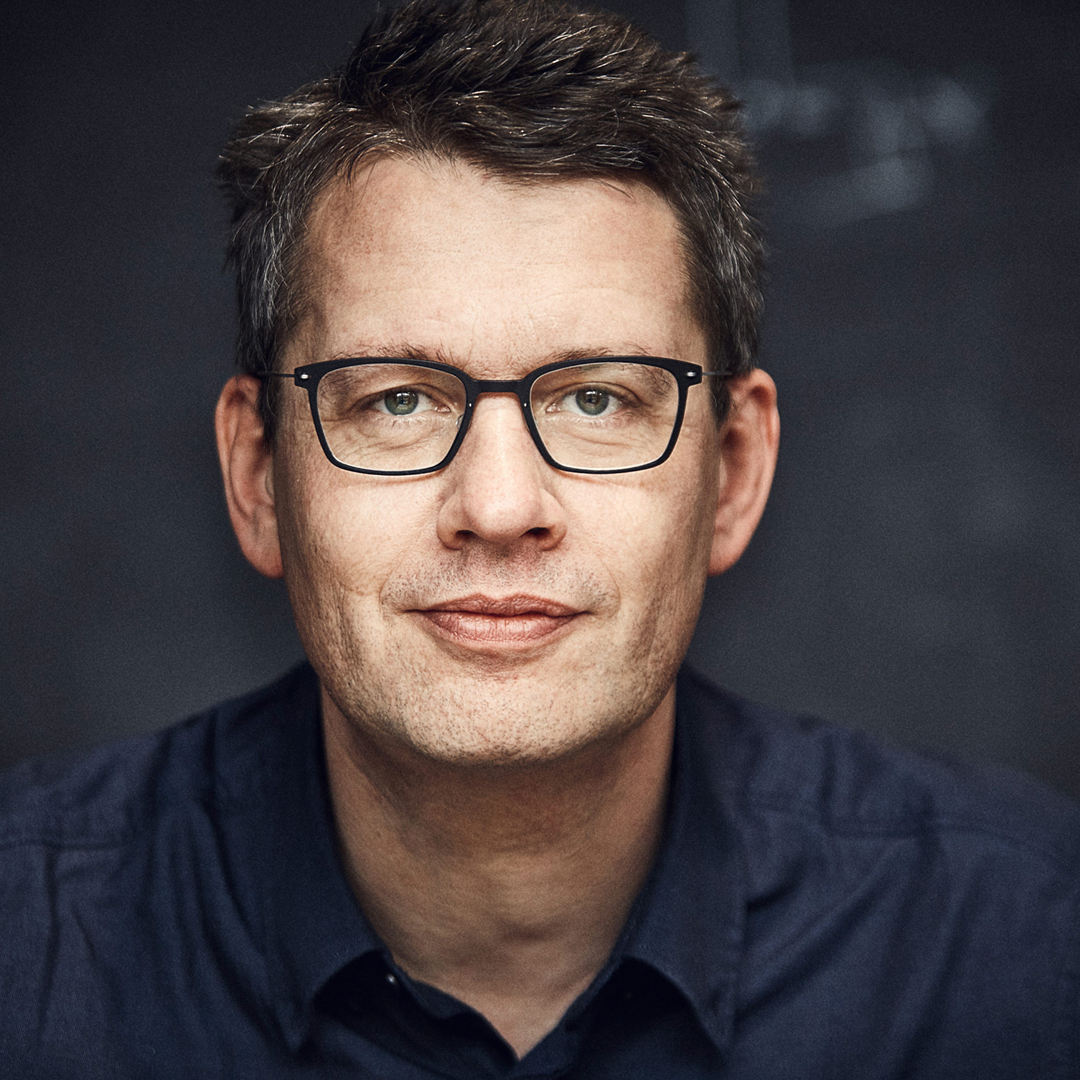 Erfahren Sie, wie ich authentische Bilder schaffe, die Vertrauen aufbauen, Ihre Persönlichkeit hervorheben und Ihre Karriere voranbringen.