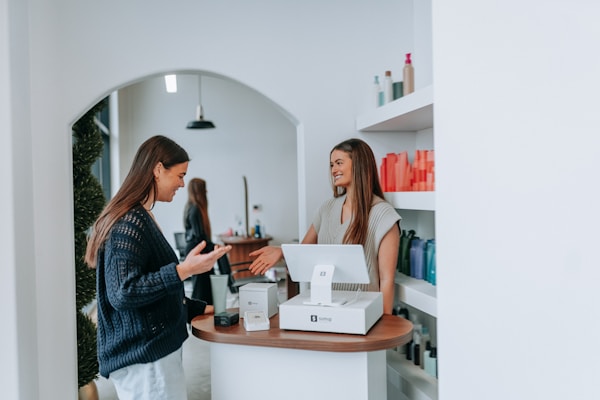 Toiture en tuiles rouges foncées à Floing, surface couverte de mousse verte et zones noircies, météo sèche.