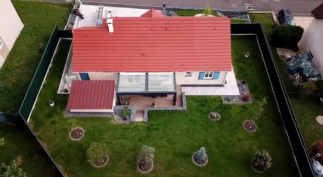 Résultat après nettoyage et application d’un traitement hydrofuge sur toiture à Amnéville (Moselle). Tuiles propres et protégées.