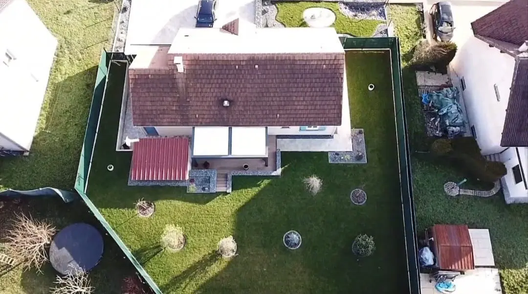 Toiture avant nettoyage et traitement hydrofuge à Amnéville (Moselle). Mousse et traces visibles sur les tuiles.