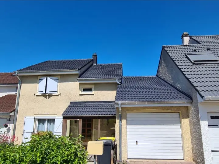 Toiture rénovée à Hagondange après nettoyage et peinture hydrofuge, couleur uniforme.