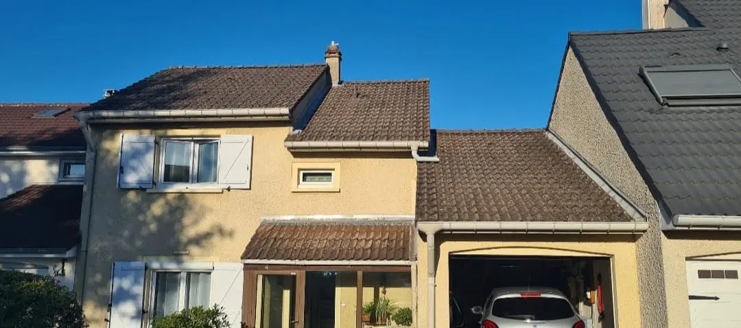 Toiture avant rénovation à Hagondange, tuiles décolorées et poreuses.