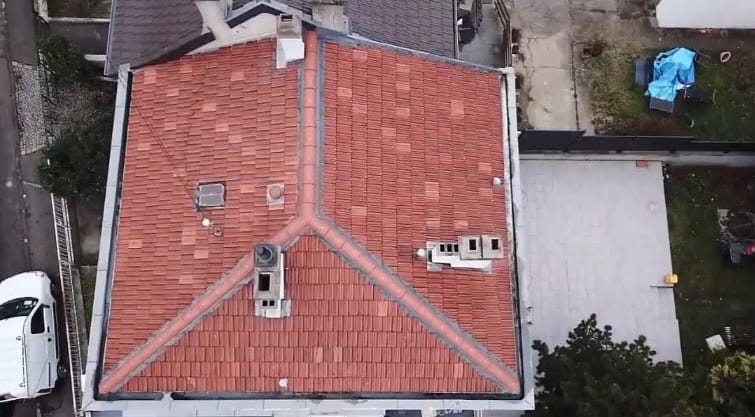 Toiture rénovée après nettoyage et traitement hydrofuge