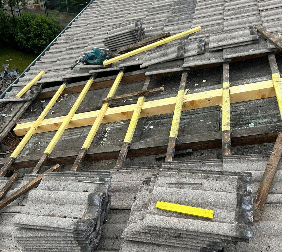 Réparation de toiture à Metz – chevron renforcé et liteaux neufs avant repose des tuiles