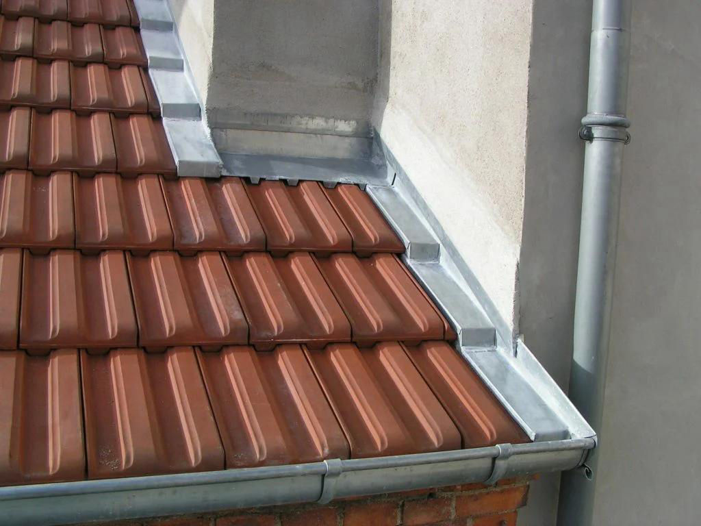 Habillage zinc neuf et solin refait autour de la cheminée à Montigny-lès-Metz