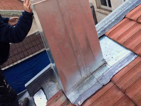 Ancienne étanchéité zinc autour d’une cheminée à Montigny-lès-Metz avant reprise