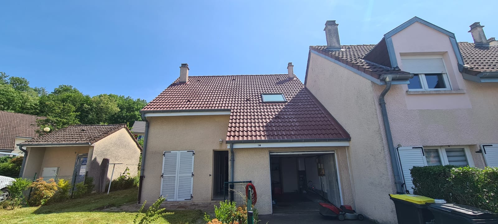 Toiture nettoyée et traitée à Woippy, surface protégée par hydrofuge incolore.