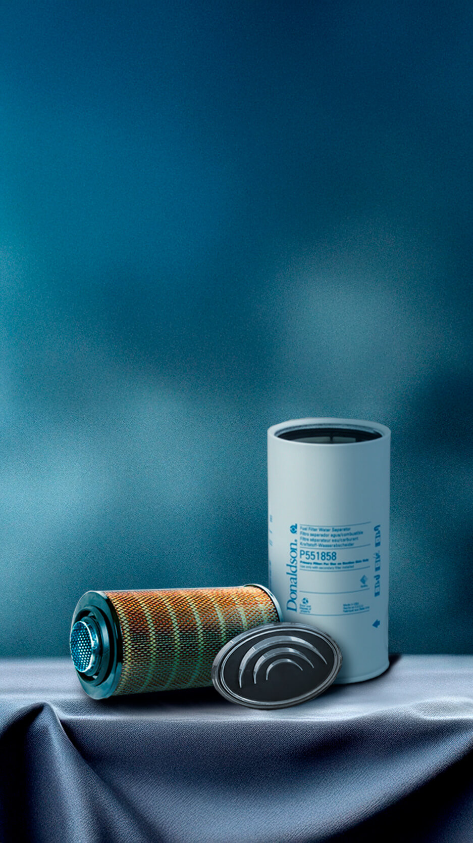 Repuestos como filtros de aires, encima de una mesa