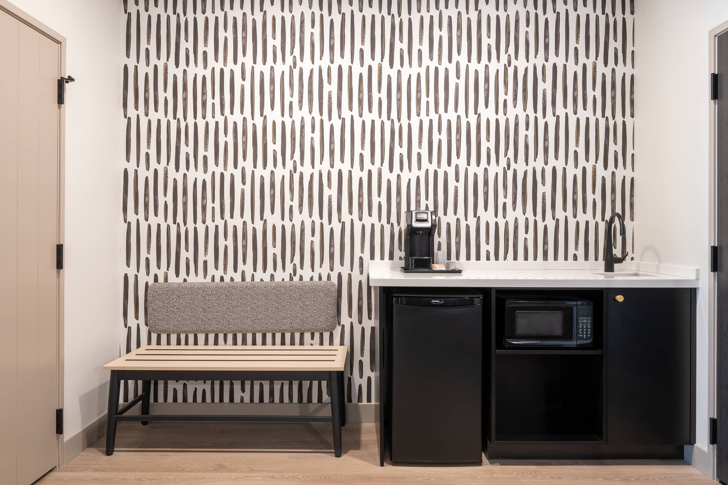 Standard Suite – Queen Queen – Wet Bar