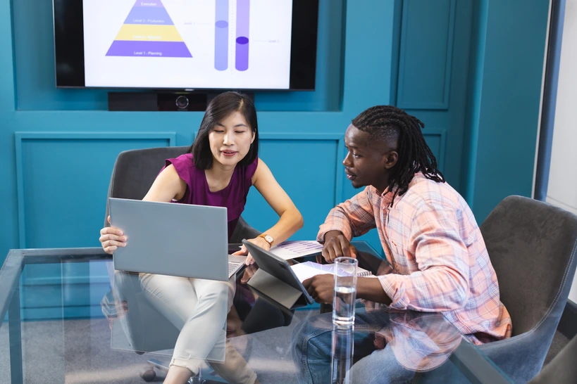 hr manager and employee looking for internal mobility opportunities