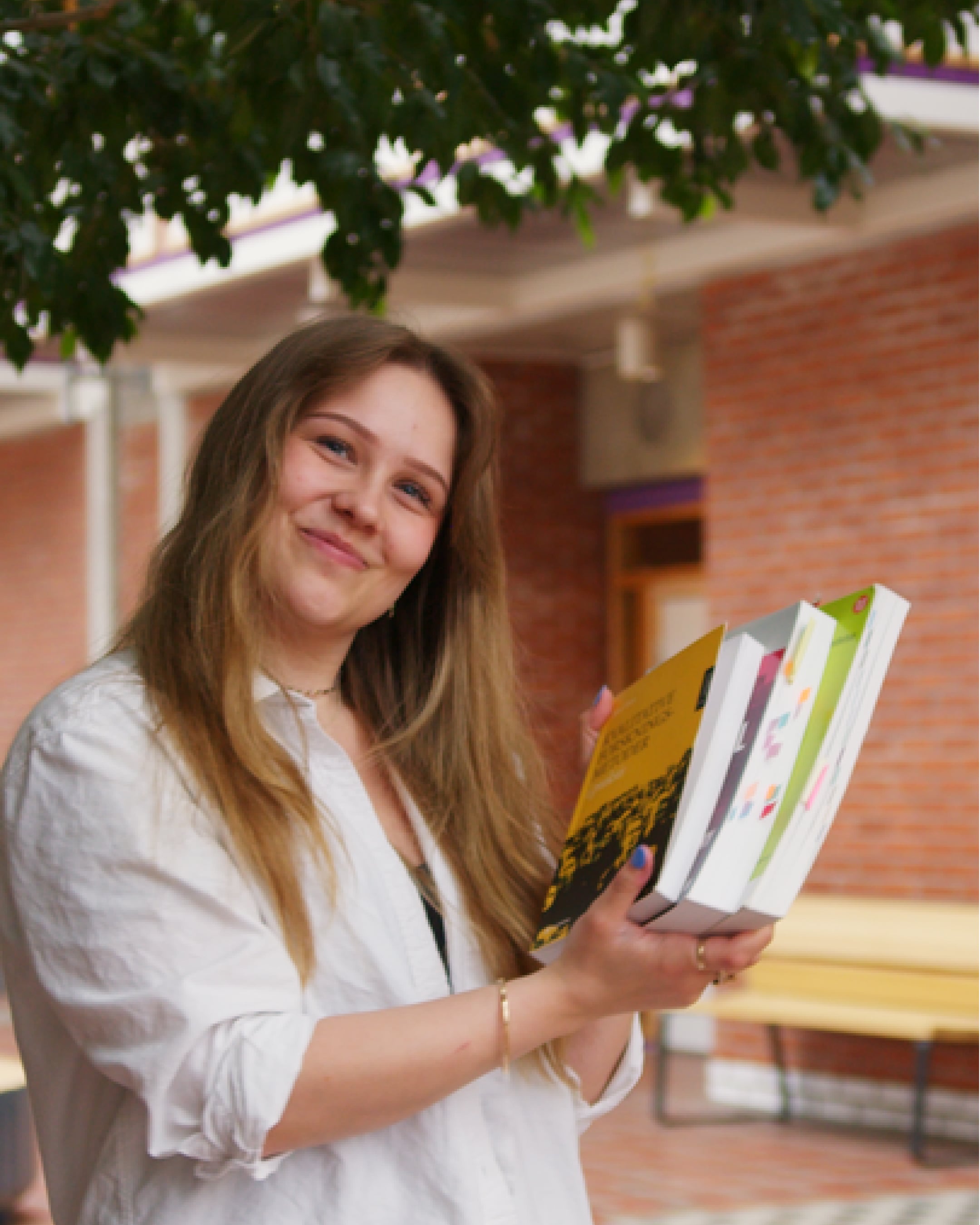 Hele kjøpeprosessen tar 2 minutter. Det er superenkelt. Det tok 30 sekunder å legge ut boka. Ingen chatting med selger, bare et klikk, ferdig. Jeg sparte tusenvis av kroner på 2 semester med Bookis.