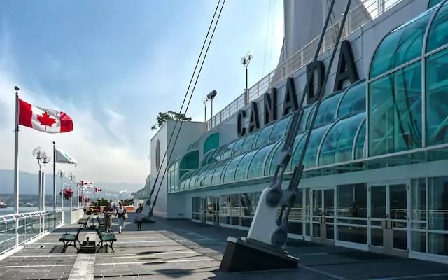 Canada Place est un bâtiment situé sur le front de mer de la baie Burrard, dans le port de Vancouver.