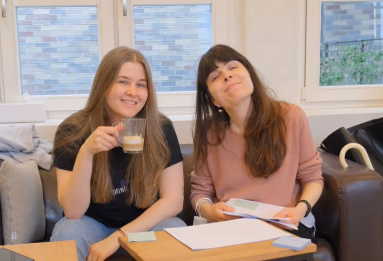 Mädchen Kaffee im Büro Startup-Leben
