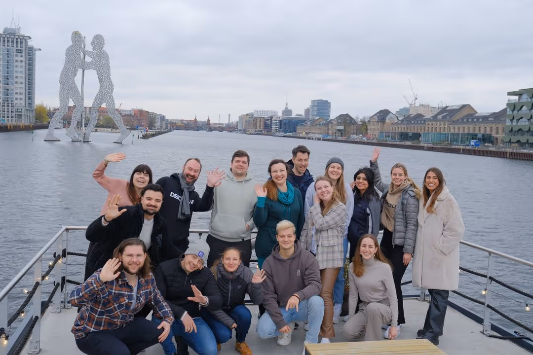 happy startup team junge leute in berlin