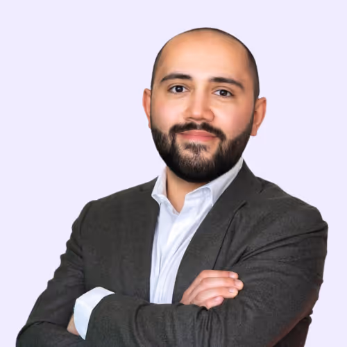 enver cetin Mann im Anzug mit gefalteten Händen