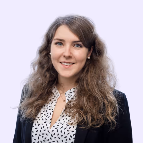 foto von michaela brandl im gepunkteten weißen hemd