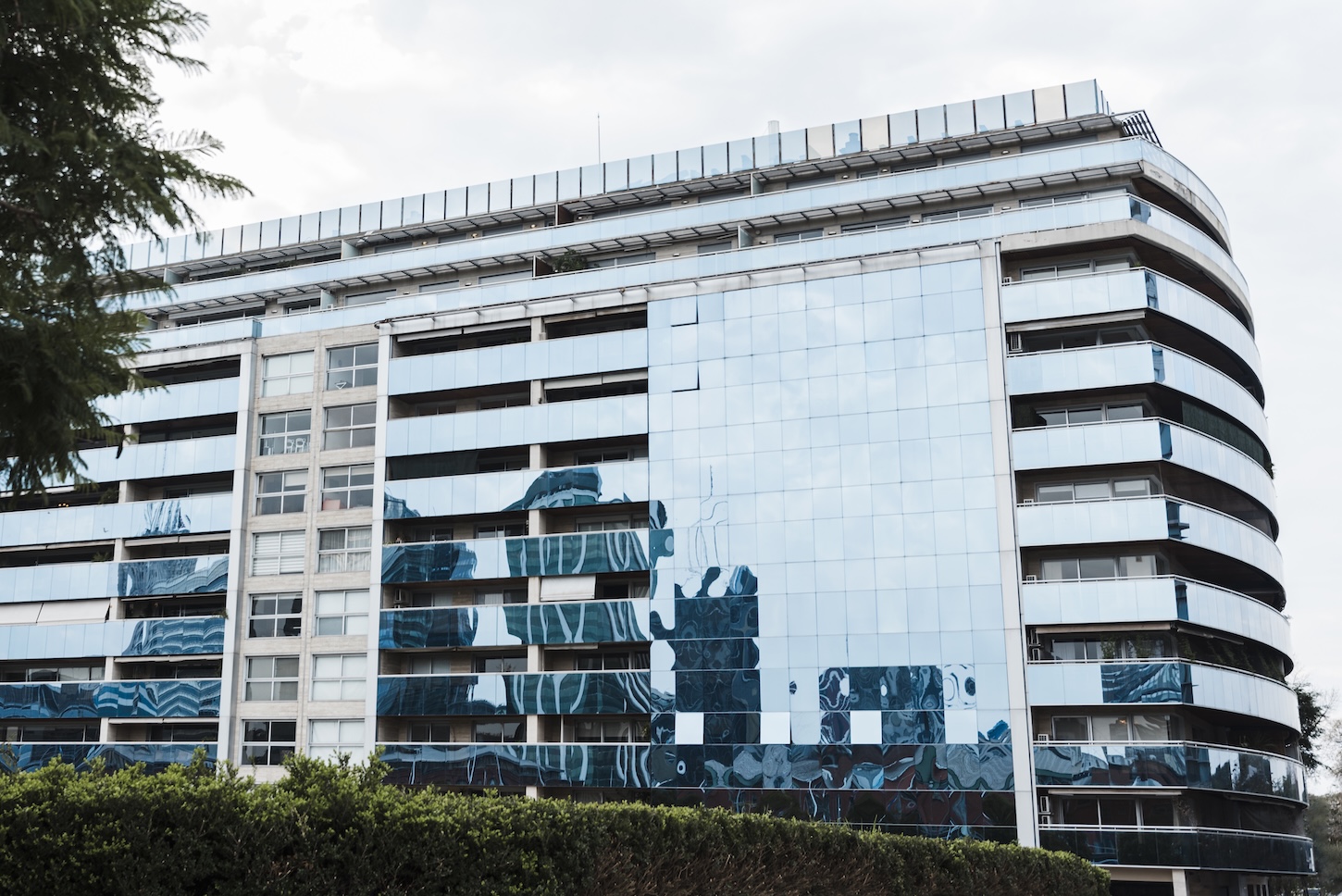 A commercial building in a city