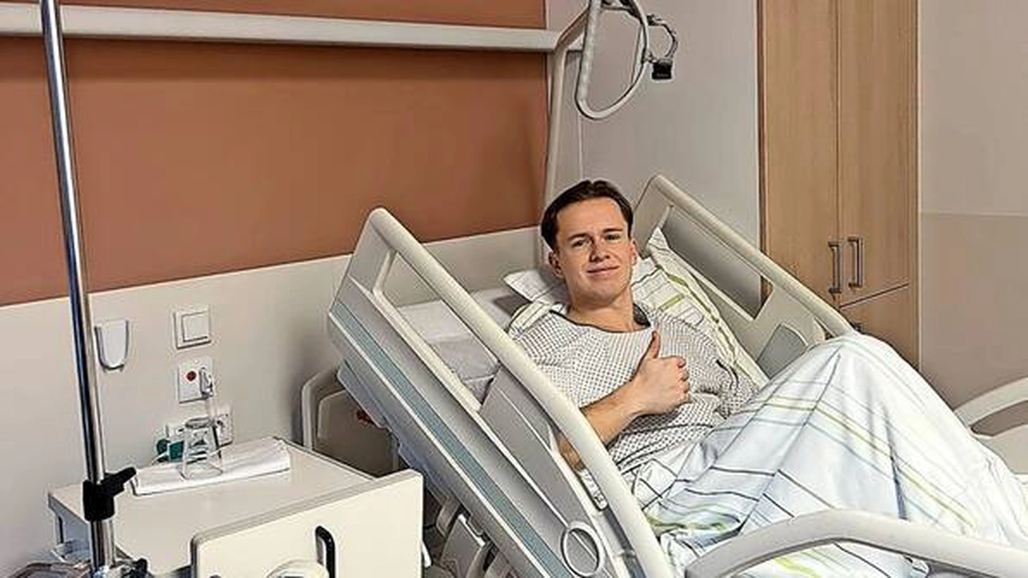 STENUM – Fachklinik für Orthopädie – Patient auf dem Bett der Klinik liegend