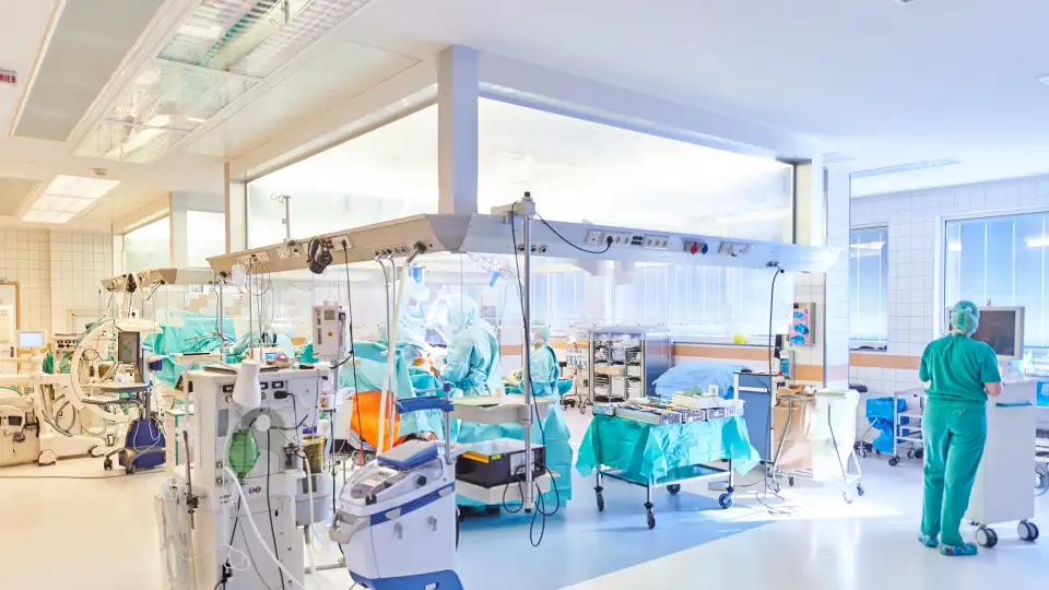 STENUM – Fachklinik für Orthopädie – Ärzte versorgen Patienten auf der Station.