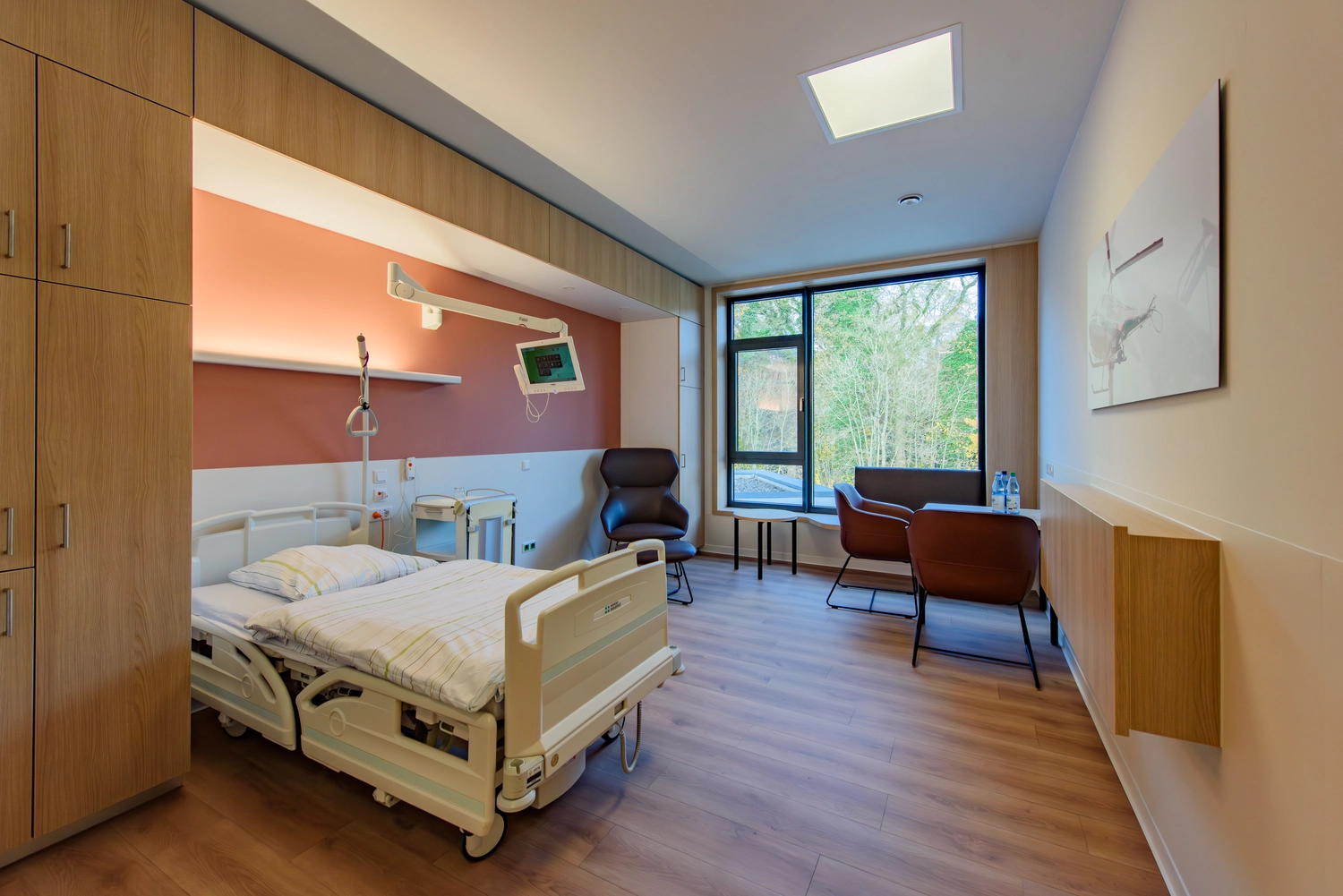 STENUM – Fachklinik für Orthopädie – Behandlungsraum mit Bett und Stühlen