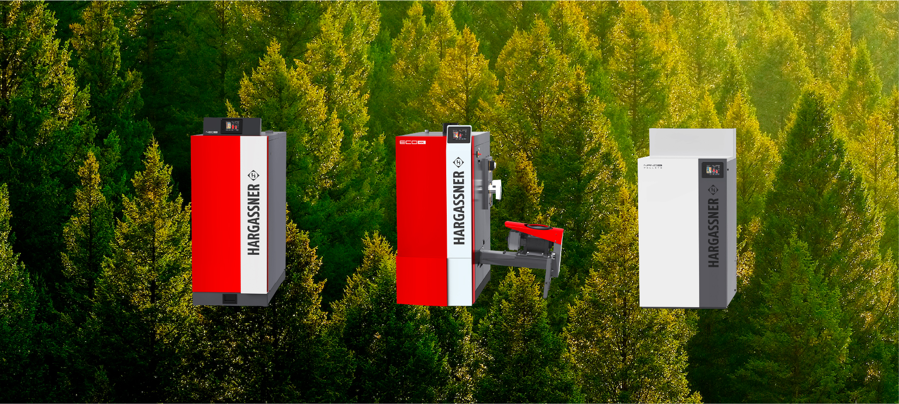 Družina opazuje solarne panele na strehi družinske hiše