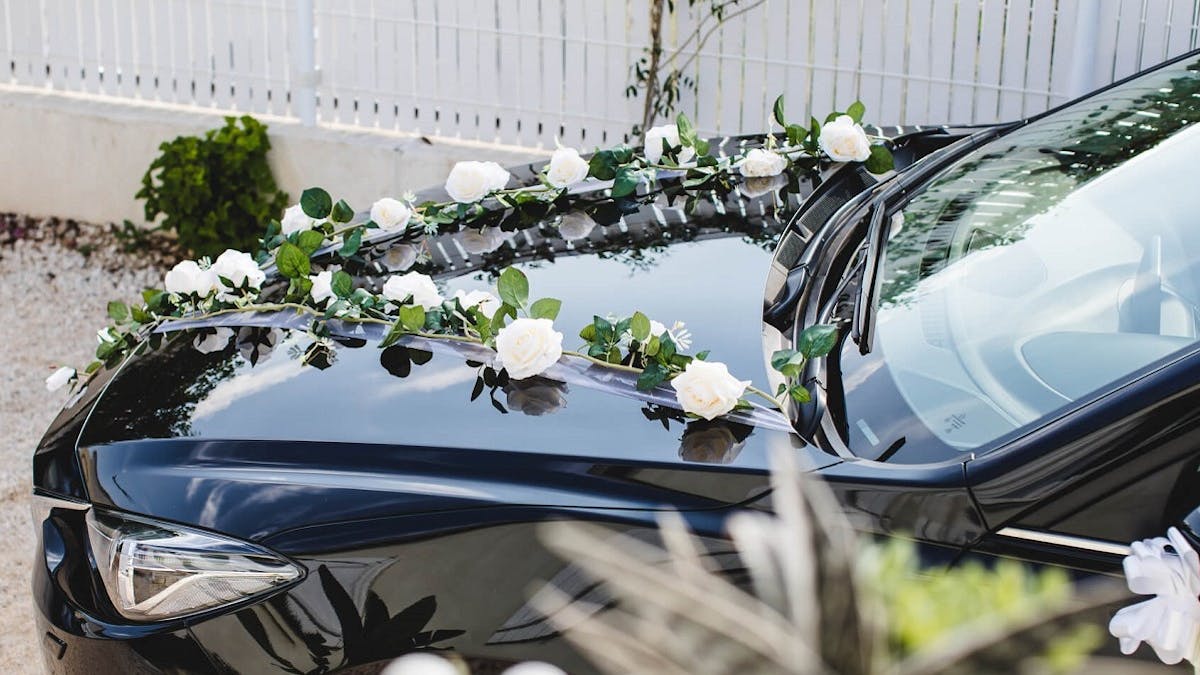 Voiture de tete d'un cortege de mariage