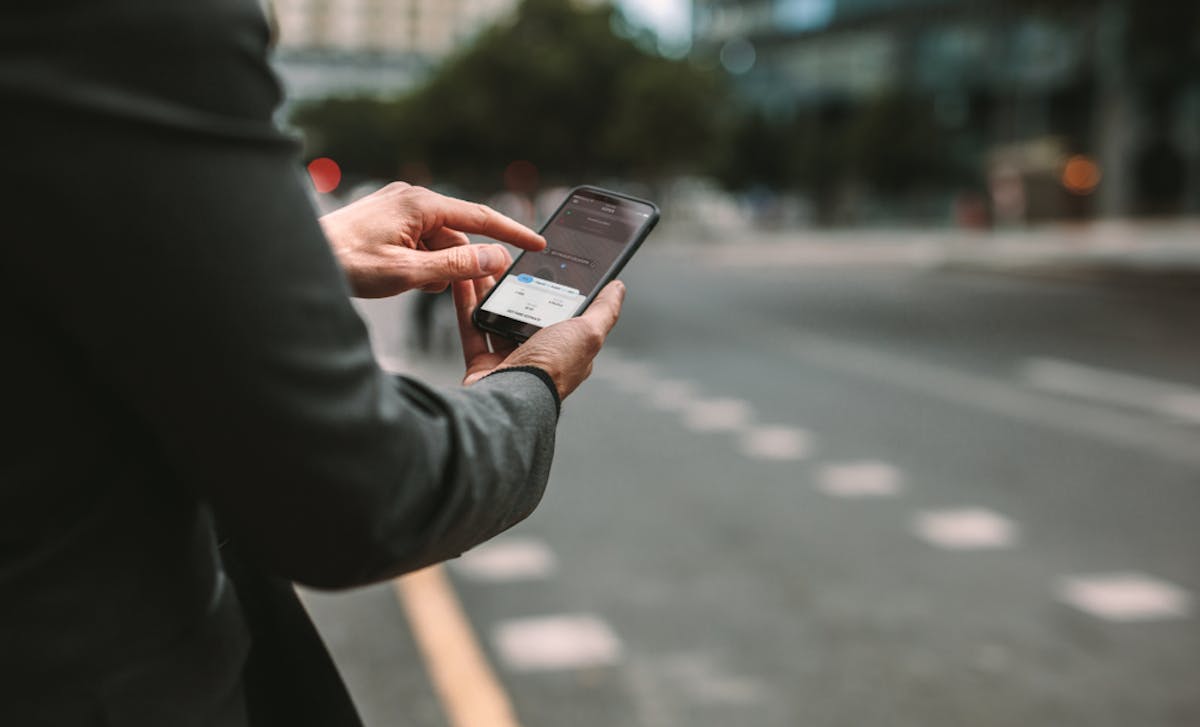 Homme avec son téléphone devant une voie spéciale