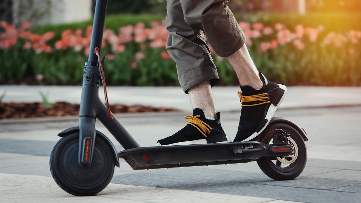 Usager conduisant une trottinette electrique en agglomeration