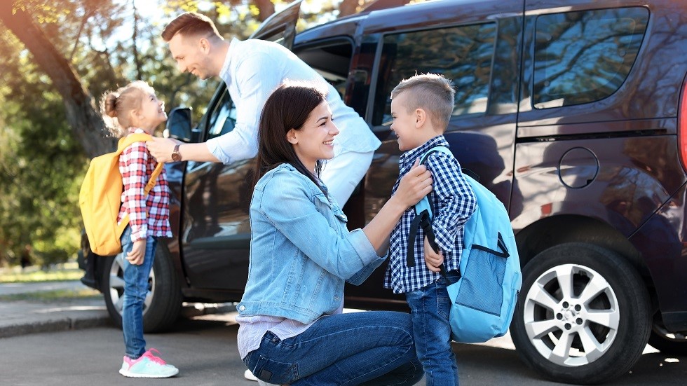 Enfants se preparant pour un covoiturage scolaire
