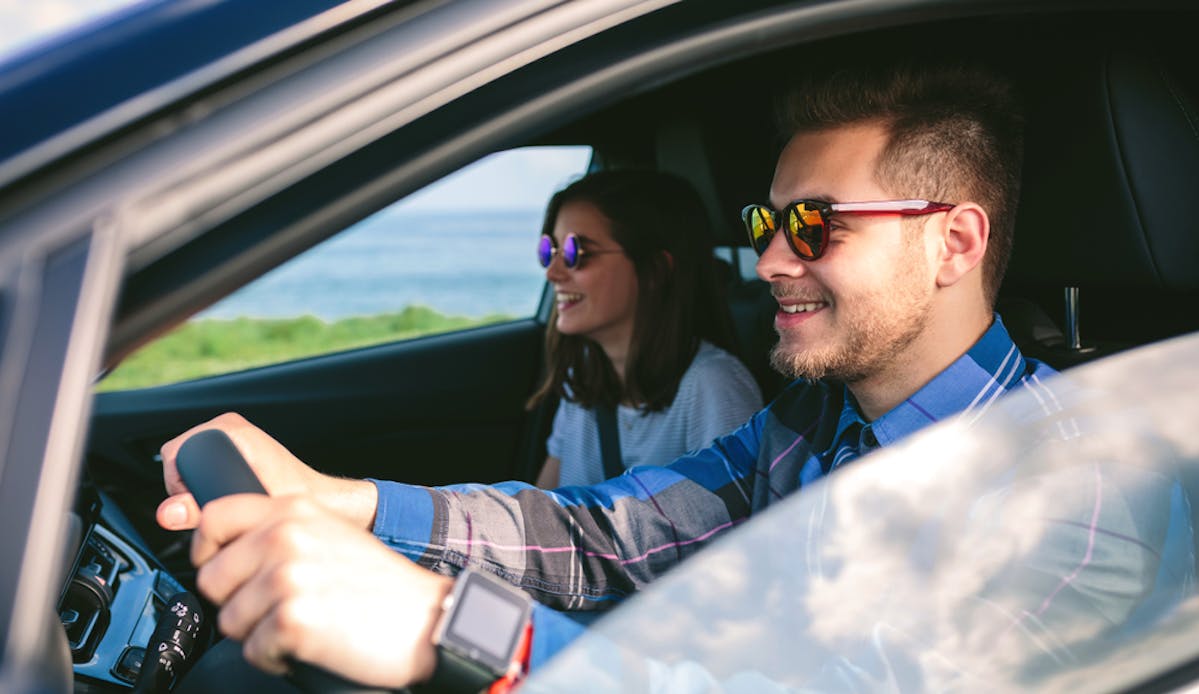 Conducteur au volant et passagère