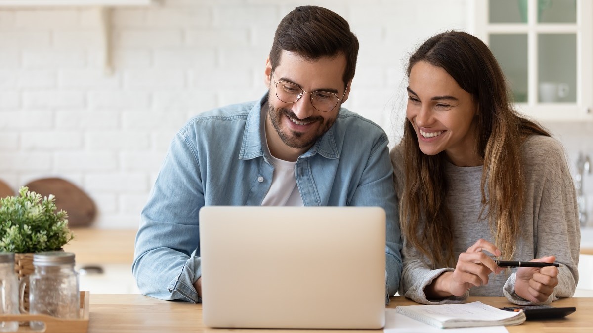 Couple souscription assurance en ligne